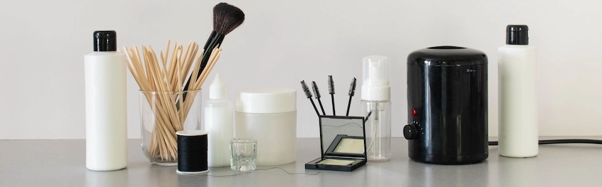 These are the tools used for a lash & brow tinting procedure.